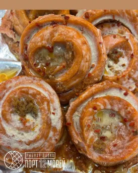 Рулет из Лосося горячего копчения с сыром моцарелла и паприкой 